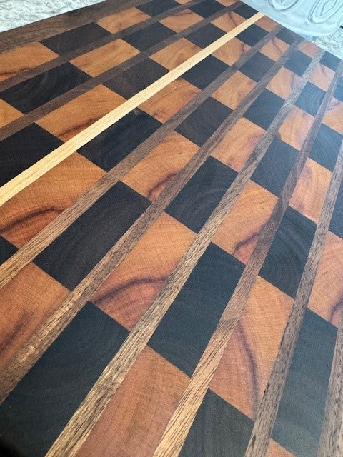 Custom cutting board - Medium (Brick pattern with maple strip)