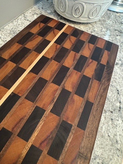 Custom cutting board - Medium (Brick pattern with maple strip)