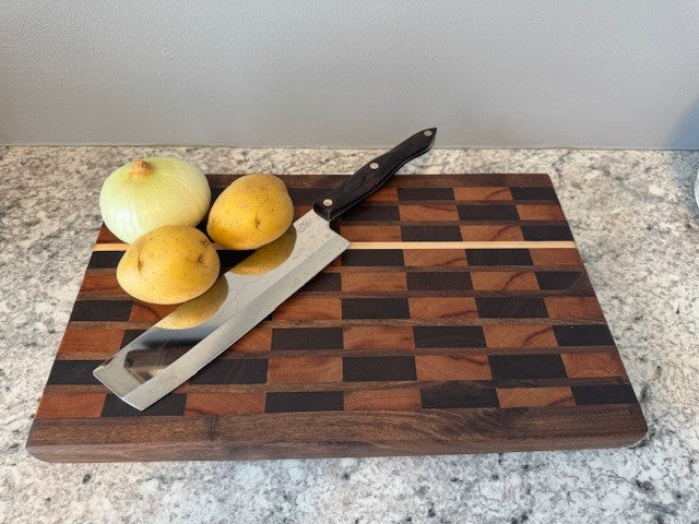 Custom cutting board - Medium (Brick pattern with maple strip)