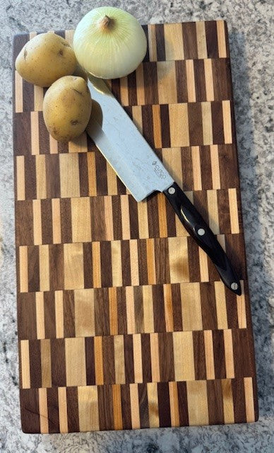 Custom cutting board - Large (checkered design)