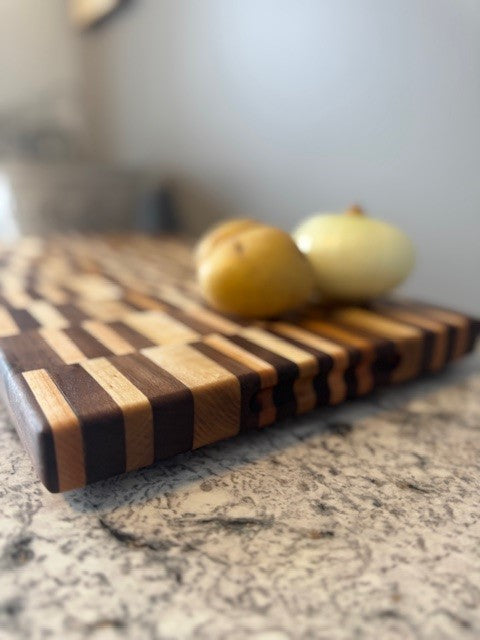 Custom cutting board - Large (checkered design)