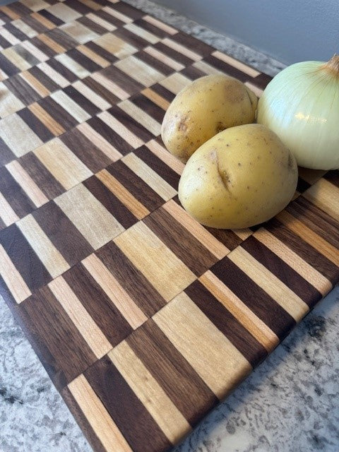 Custom cutting board - Large (checkered design)